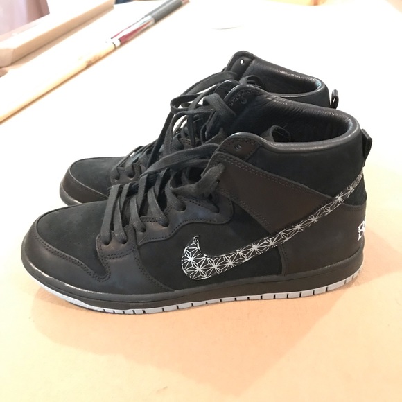 black bar nike sb